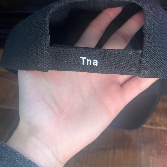 aritzia tna hat black and white - Picture 3 of 4